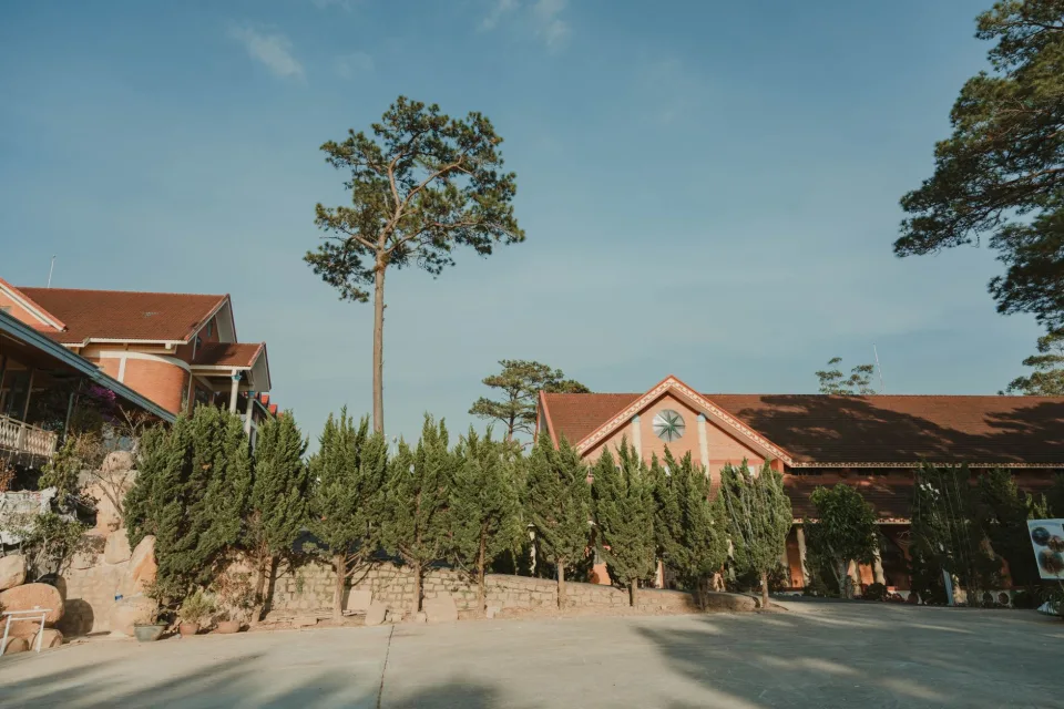 Sân và chỗ để xe